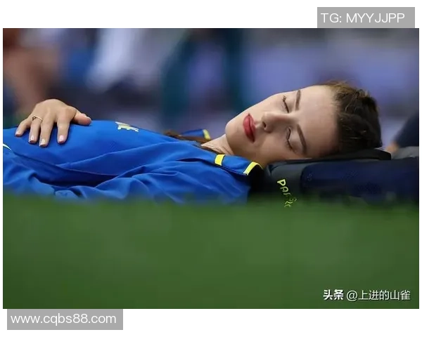 足球明星时尚风采解析经典穿搭与场外魅力的完美结合